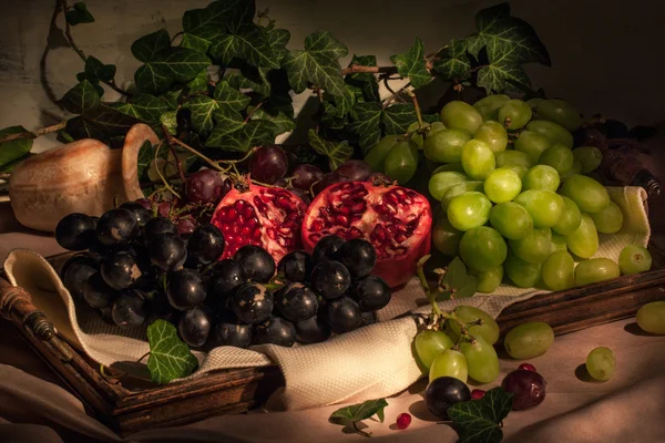 Frutas en bandeja vintage —  Fotos de Stock