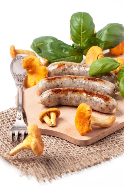 Salsicce alla griglia con finferli — Foto Stock