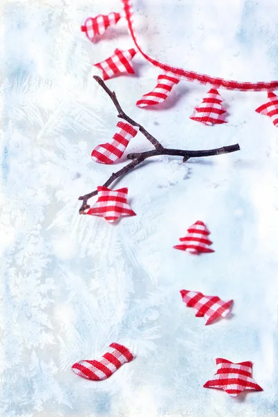 Різдвяна листівка з прикрасами та морозами — стокове фото