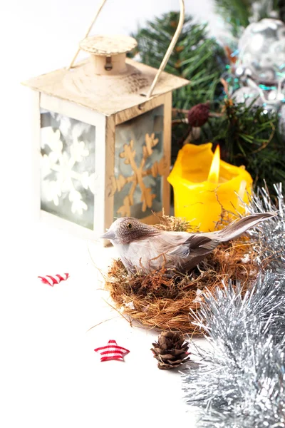 Biglietto natalizio con uccello nel nido — Foto Stock