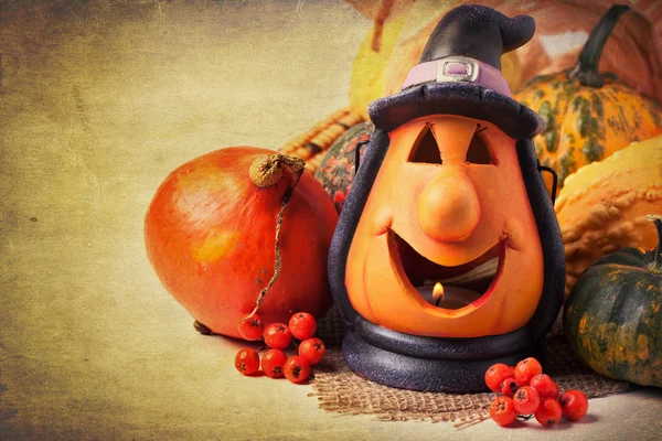 Lanterna di Halloween e zucche — Foto Stock