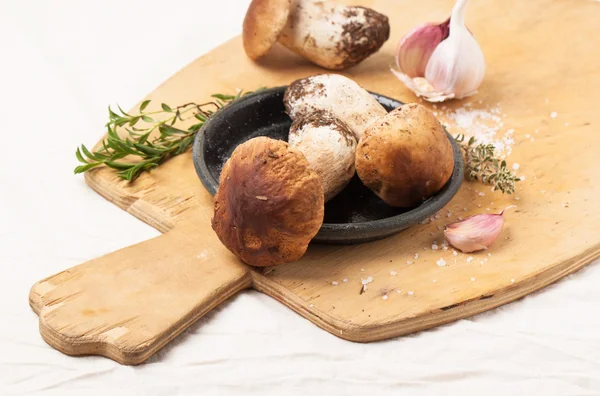 Cep mushrooms with garlic — Stock Photo, Image