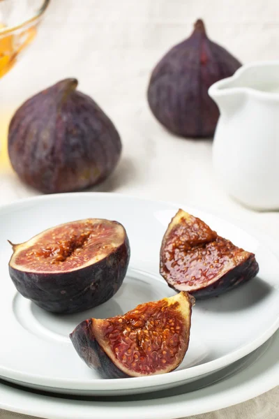 Plate of fresh figs — Stock Photo, Image