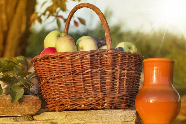 Panier de pomme avec pichet en céramique — Photo