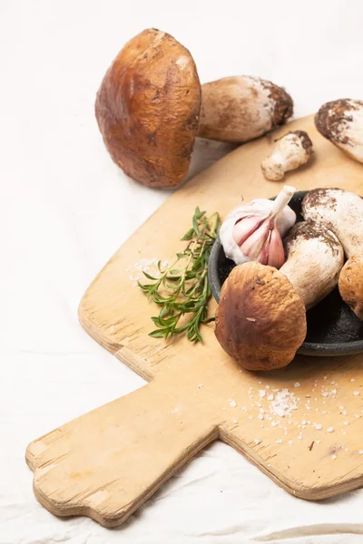 Cep mushrooms with garlic — Stock Photo, Image