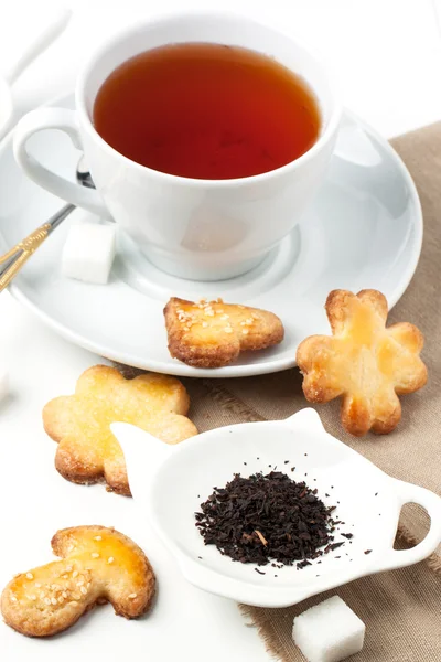 Biscoitos de açúcar com chá preto — Fotografia de Stock