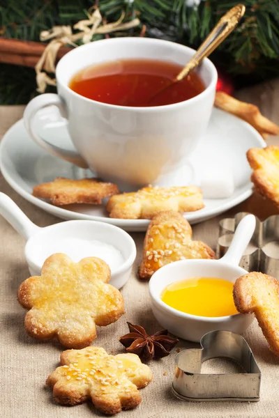 Weihnachtszuckerkekse mit schwarzem Tee — Stockfoto