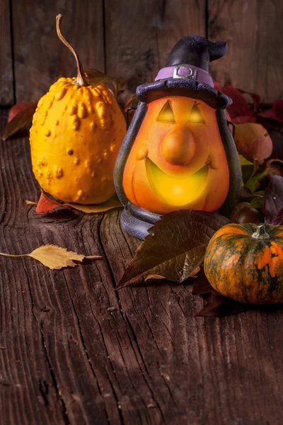 Halloween lantern en pompoenen op houten achtergrond — Stockfoto