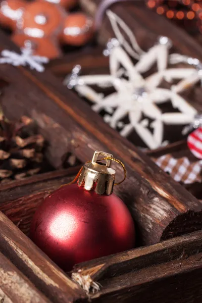 Bola roja de Navidad — Foto de Stock