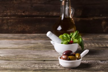 Zeytin zeytinyağı ve fesleğen ile