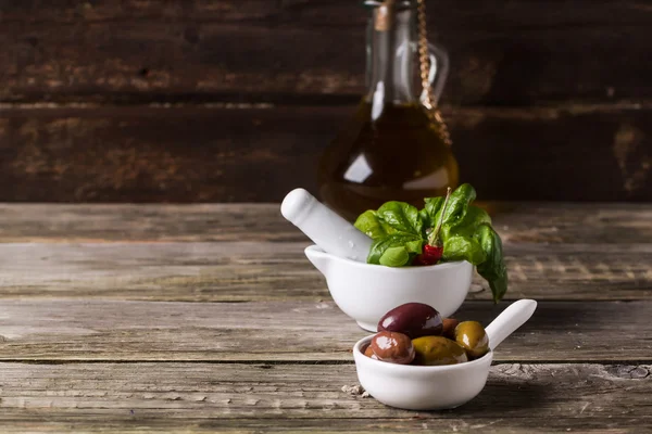 Olives with olive oil and basil — Stock Photo, Image