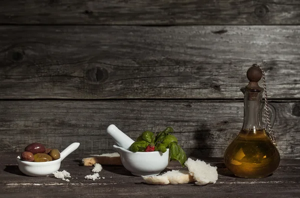 Aceite de oliva con aceitunas, albahaca y pan —  Fotos de Stock