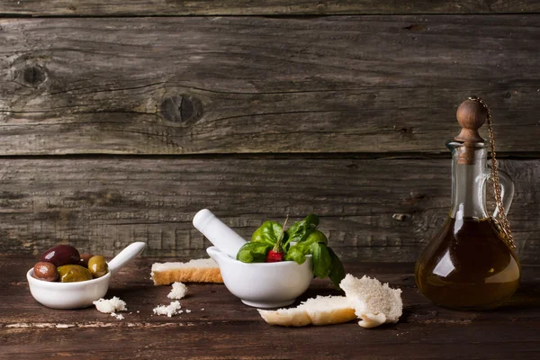 zeytinyağı, zeytin, fesleğen ve ekmek