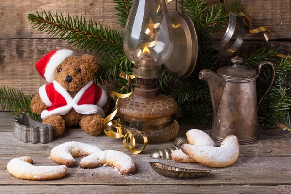Kerstdecoratie met teddy beer met cookies — Stockfoto