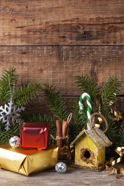 Weihnachtskarte mit Nistkasten — Stockfoto
