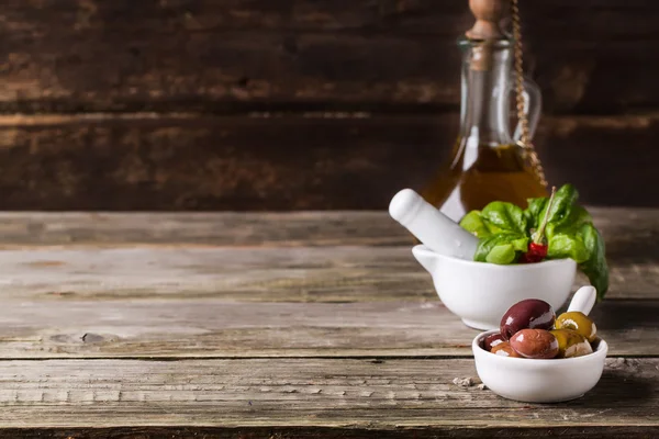 Оливки с оливковым маслом и базиликом — стоковое фото