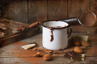 sıcak çikolata ile antika kupa