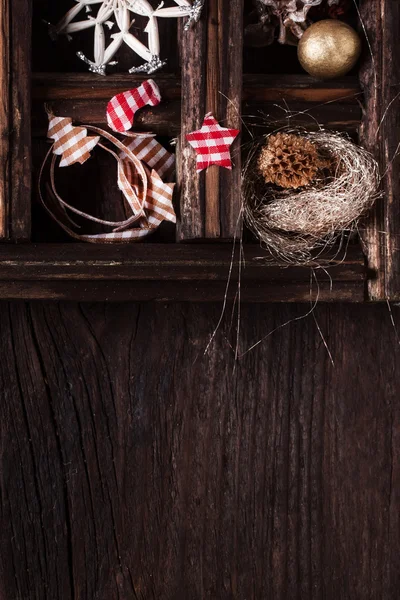 Рождественский деревянный фон с коробкой игрушек — стоковое фото