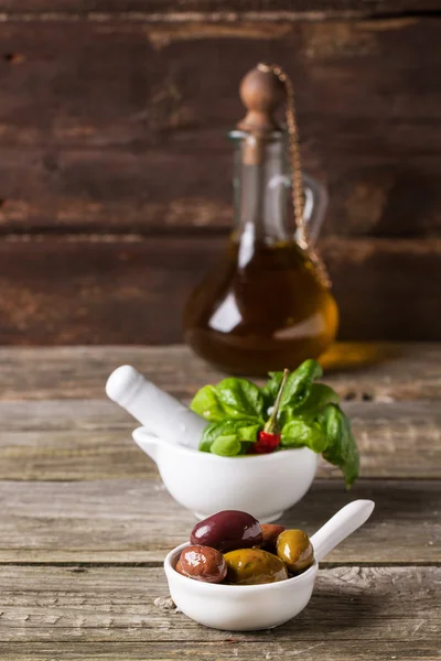 Olives with olive oil and basil — Stock Photo, Image