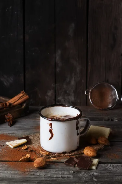 Tazza vintage con cioccolata calda — Foto Stock