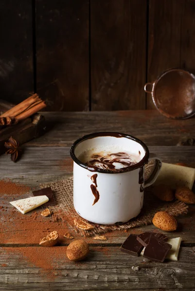Винтажная кружка с горячим шоколадом — стоковое фото