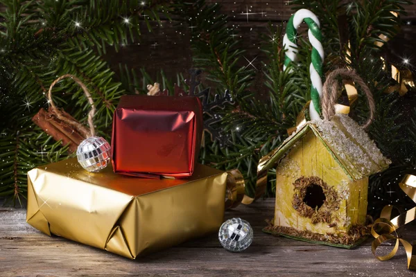 Weihnachtskarte mit Nistkasten — Stockfoto