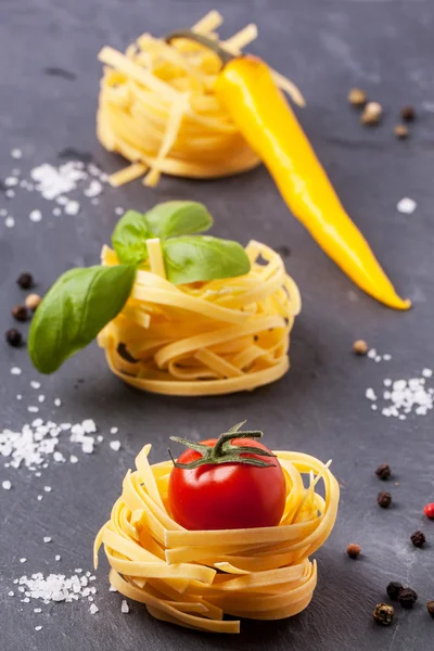 Dry pasta with tomatoes — Stock Photo, Image