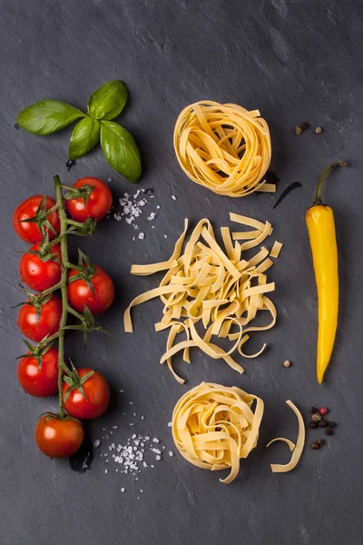 Suché těstoviny s rajčaty, bazalkou a pepř — Stock fotografie
