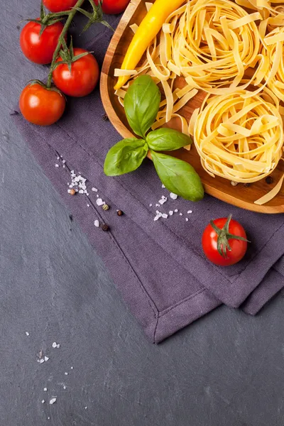 Dry pasta with tomatoes — Stock Photo, Image