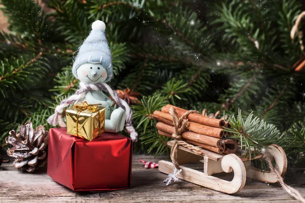 Julkort med snögubbe och presenter — Stockfoto