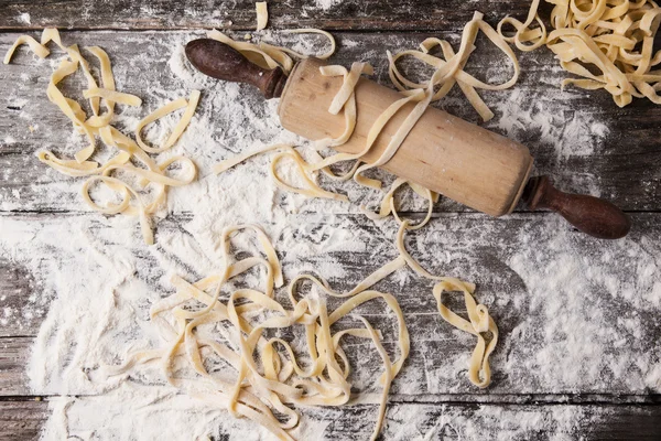 Pasta casera cruda con rodillo — Foto de Stock