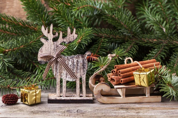 Tarjeta de Navidad con canela y ciervo — Foto de Stock