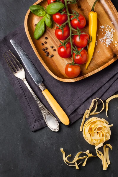 Pastas secas con tomate, albahaca y pimienta — Foto de Stock