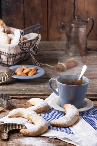 Tea and sugar cookies — Stock Photo, Image