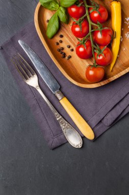 domates, biber ve fesleğen