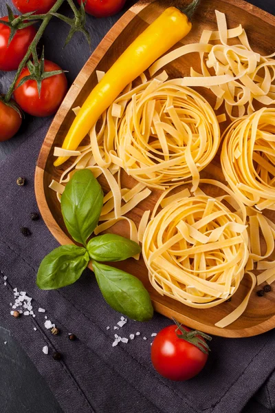 Dry pasta with tomatoes — Stock Photo, Image