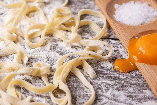 Rå hemgjord pasta med med äggula — Stockfoto