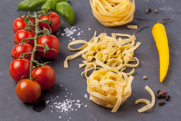 Pastas secas con tomates, albahaca y pimienta — Foto de Stock