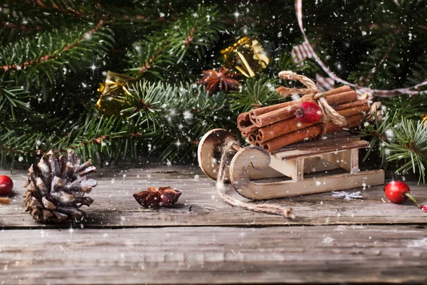 Weihnachtskarte mit Schlitten und Zimt — Stockfoto