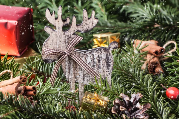 Julkort med trä rådjur — Stockfoto