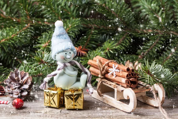 Kardan adam ve hediyelerle dolu Noel kartı. — Stok fotoğraf