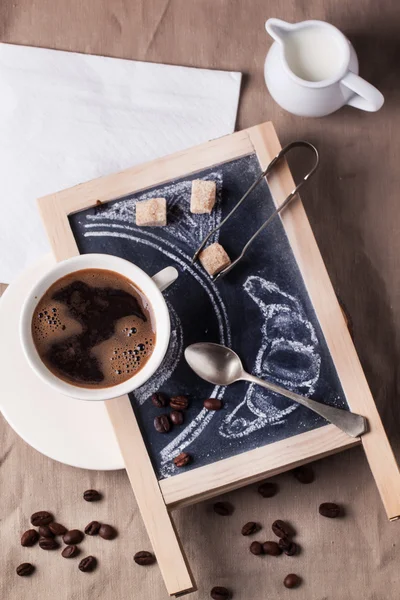 Tableau noir avec café et sucre — Photo