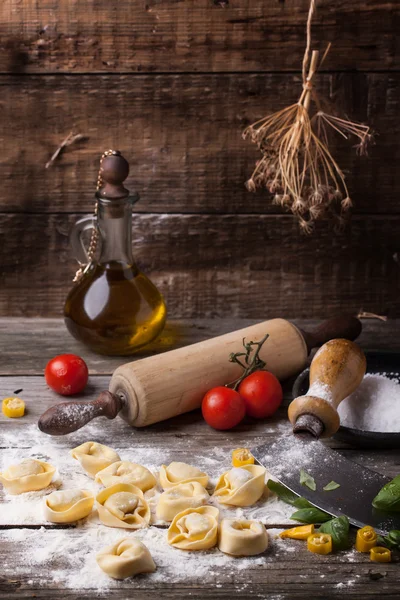 Pasta ravioli på mjöl — Stockfoto