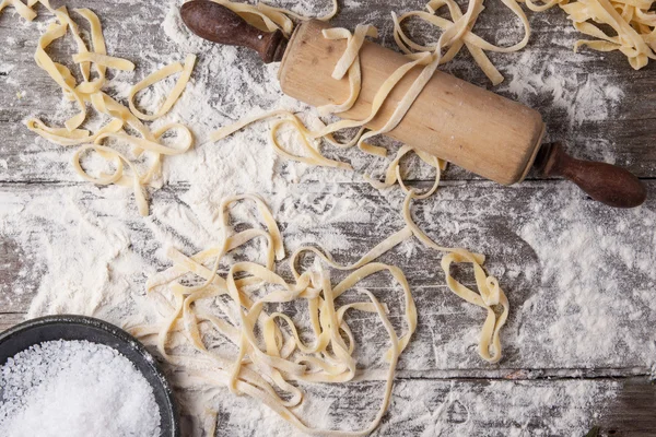 Raw homemade pasta with rolling pin — Stock Photo, Image