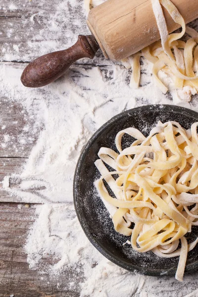 Pasta cruda fatta in casa con mattarello — Foto Stock