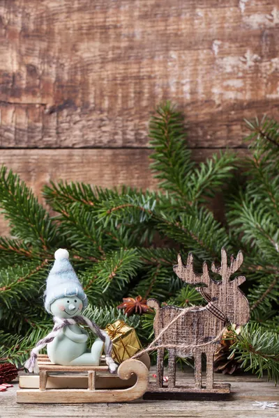 Tarjeta de Navidad con muñeco de nieve y ciervo — Foto de Stock