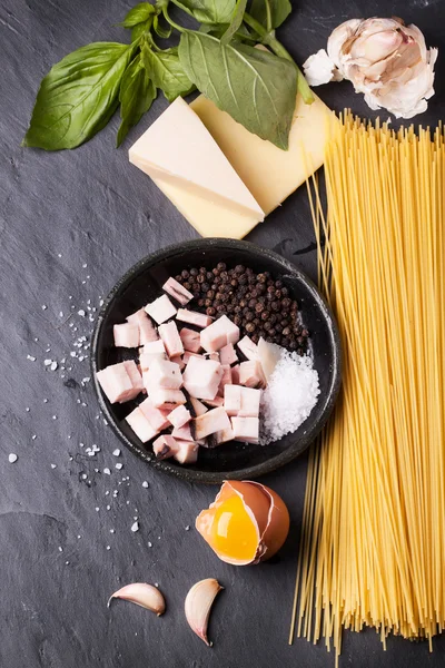 Zutaten für Spaghetti alla carbonara — Stockfoto