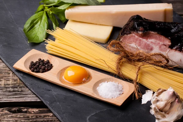 Ингредиенты для спагетти алла карбонара — стоковое фото