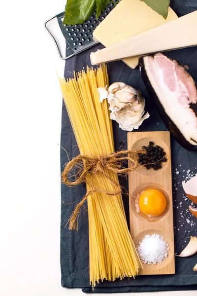 Інгредієнти для спагетті-аль-карбонара — стокове фото