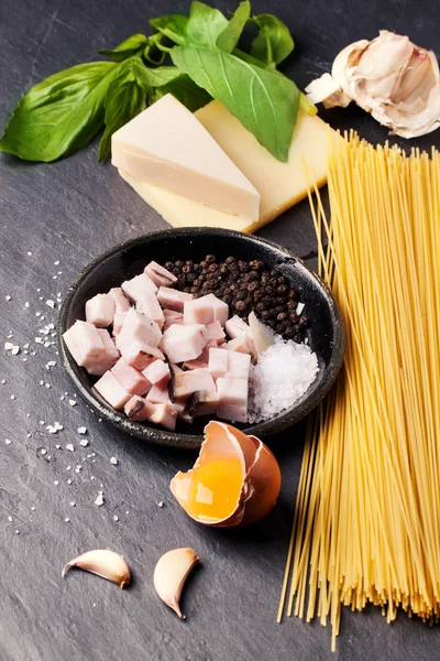 Ingredientes para espaguetis allá carbonara — Foto de Stock